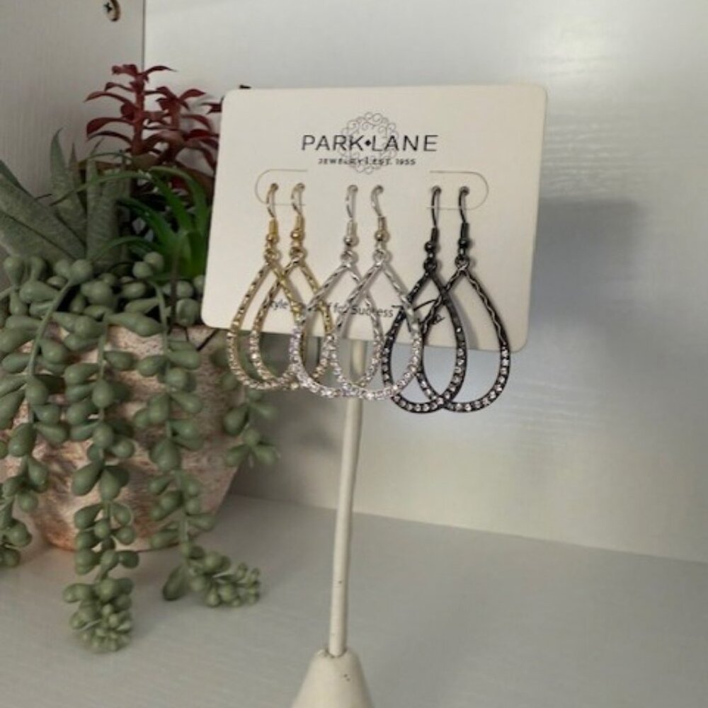 Park Lane "OUI" Earrings – Elegant and Versatile Teardrop Hoops